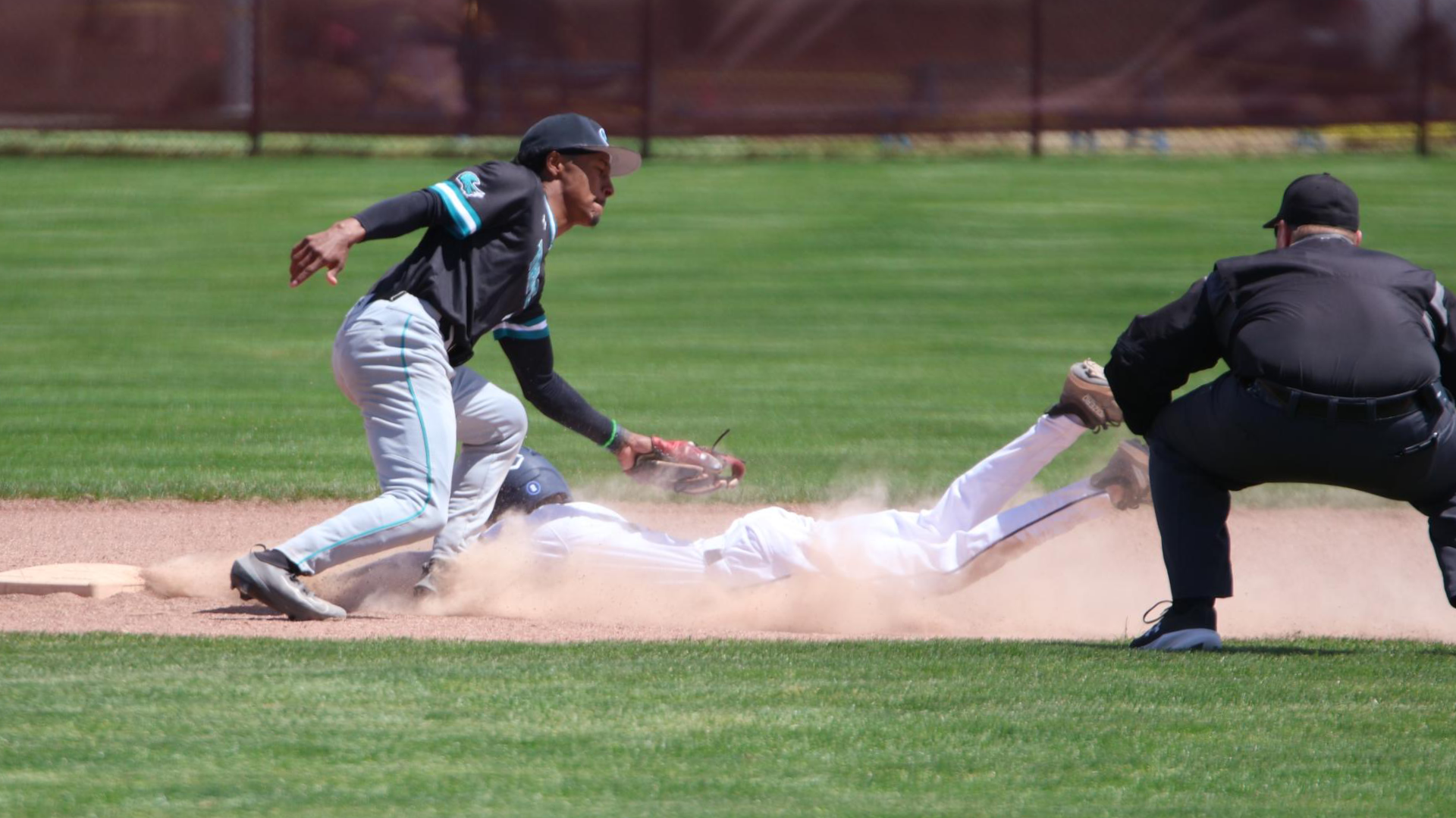 Baseball player tagging a runner out